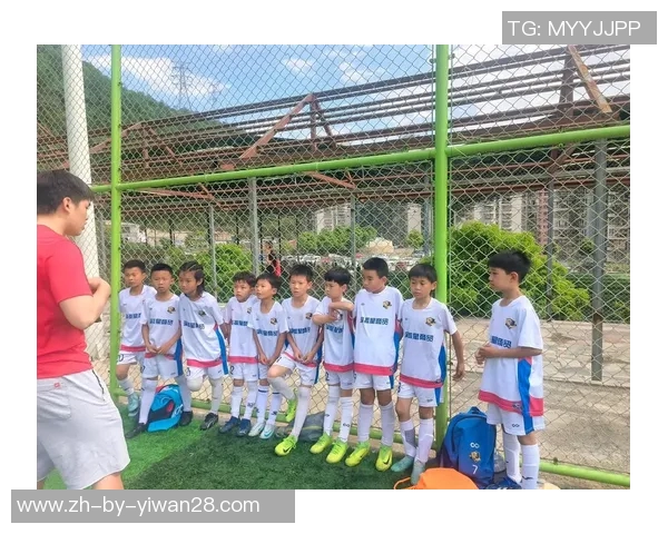 四大帅哥足球星齐聚一堂，探索他们背后的传奇故事与球场魅力